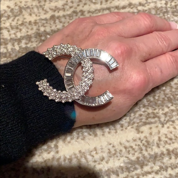 ❤️AUTHENTIC crystal CHANEL pin!!!! - Picture 6 of 6